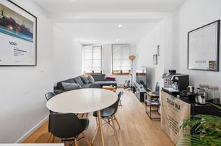 <h3><span>Instapklare stadswoning met garage en 3 slaapkamers op een toplocatie in Mechelen</span></h3><p><span> </span></p><p><span>Op amper 100 meter van het station van Mechelen bevindt zich deze verrassend ruime en instapklare stadswoning. Gelegen in een buurt die de komende jaren een ware metamorfose ondergaat met extra groen en een aangename publieke ruimte, geniet je hier bovendien van een uitstekende bereikbaarheid én de nabijheid van het bruisende stadscentrum.</span></p><p><span>De woning werd in 2016 met veel zorg en oog voor kwaliteit volledig gerenoveerd voor eigen bewoning. Het resultaat is een eigentijdse woning waar comfort, licht en functionaliteit perfect samenkomen.</span></p><p><span>Een absolute troef is de inpandige garage, een zeldzaamheid op deze locatie. Via de garage bereik je de verzorgde inkomhal met gastentoilet. Daarnaast een praktische berging met aansluiting voor wasmachine en droogkast, een polyvalente kamer die perfect dienst kan doen als slaapkamer of hobbyruimte/praktijkruimte, en een stijlvolle aansluitende badkamer.</span></p><p><span>Op de eerste verdieping vormt de lichtrijke leefruimte samen met de volledig uitgeruste open keuken het warme hart van de woning. Het grote schuifraam geeft uit op het platte dak van de benedenverdieping, dat mogelijkheden biedt voor een gezellig dakterras (mits de nodige vergunningen en aanpassingen).</span></p><p><span>De tweede verdieping beschikt over een open aangename bureauruimte met vide, waardoor het daglicht rijkelijk binnenvalt en een aangenaam ruimtegevoel ontstaat. Verder vind je hier een ruime slaapkamer en een tweede badkamer met toilet.</span></p><p><span>Helemaal boven, onder het dak, bevindt zich nog een volwaardige en sfeervolle slaapkamer. Daarnaast heb je een gunstig EPC en een conforme elektrische keuring!</span></p><p><span>Ben je op zoek naar een instapklare woning met verrassend veel ruimte, een unieke garage en een topligging vlak bij het station én het centrum van Mechelen? Dan is Coxiestraat 22 absoluut een bezoek waard.</span></p><p><span> </span></p><p><span>Contacteer ReuzeGoed op 0470 11 56 80 of <span>welkom@reuzegoed.be</span></span><span> voor een bezoek!</span></p>