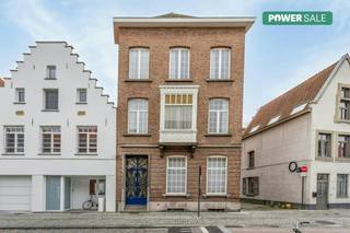 Bent u op zoek naar een uniek huis te koop met karakter en potentieel?<br />Gevonden!<br /><br />Wat deze woning extra interessant maakt, is haar veelzijdigheid. Dankzij de ruime indeling en de afzonderlijke praktijkruimtes op het gelijkvloers leent het pand zich uitstekend voor wie wonen en werken wil combineren. Ook voor een groot gezin dat op zoek is naar ruimte, karakter en mogelijkheden is dit een bijzondere opportuniteit. <br /><br />Indeling:<br /><br />Gelijkvloers:<br />-Statige inkomhal<br />-Twee ruime, onderling verbonden praktijkruimes<br />-Afzonderlijke wachtruimte<br />-Binnenkoer<br /><br />Tussenverdiep:<br />-Vernieuwde keuken<br /><br />Eerste verdiep<br />-Royale woonruimte met eetkamer<br />-Charmante erker die zorgt voor een aangename lichtinval<br /><br />Tweede verdiep:<br />-2 slaapkamers<br />-badkamer<br /><br />Derde verdiep:<br />-Volledige zolderruimte met vaste trap<br /><br />Naast de indrukwekkende woonruimtes beschikt deze eigendom over een ruime kelder en een aangename binnenkoer met een bijkomende toegang via de Kroonstraat.<br /><br />De woning is bovendien opgenomen in de vastgestelde inventaris van bouwkundig erfgoed, waardoor de renovatieverplichting voor residentiële gebouwen niet van toepassing is.<br /><br />Bent u op zoek naar een bijzondere stadswoning waar authentieke charme, ruimte en functionaliteit samenkomen? Of droomt u van een eigen praktijk of kantoor aan huis, op wandelafstand van alles wat Mechelen te bieden heeft?<br /><br />Ontdek zelf de mogelijkheden van deze unieke herenwoning en laat u verrassen door de ruimte en het karakter achter deze gevel.<br /><br /><br /><br /><br /><br /><br /><br />De eigendom wordt aangeboden via de Power-sale formule. Van 09/11/2026 om 09:00 tot 13/11/2026 om 12:00 kan u de woning op afspraak komen bezichtigen en een bod uitbrengen. De vermelde prijs is een instelprijs. Voor meer info, gelieve contact op te nemen met de dossierverantwoordelijke.<br /><br />Bestuursmaatregelen in het maatregelenregister: nee<br /><br />Deze AI-visualisaties zijn bedoeld als inspiratie. Er werd geen rekening gehouden met technische specificaties, stedenbouwkundige voorschriften of de concrete mogelijkheden tot realisatie.