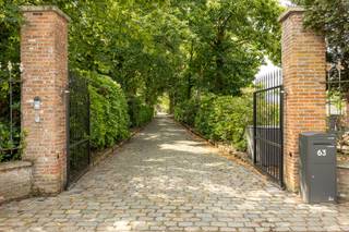 Op een uitzonderlijk rustige locatie aan Dijkzijde in Oud-Turnhout bevindt zich dit unieke landgoed op een perceel van bijna 3 hectare. Omgeven door groen en met zicht op de omliggende wijngaarden geniet u hier van maximale rust en privacy, terwijl voorzieningen en verbindingswegen vlot bereikbaar blijven.<br /><br />Deze ruime woning met een bewoonbare oppervlakte van 474 m² biedt tal van mogelijkheden voor wie op zoek is naar comfortabel wonen in een groene omgeving. Op het gelijkvloers vindt u een inkomhal, wasplaats, berging en technische ruimte, aangevuld met een ruime keuken die aansluit op de lichtrijke leefruimte. Verder beschikt de woning over een bureau, een aangename veranda, een slaapkamer met dressing en een badkamer, waardoor gelijkvloers wonen perfect mogelijk is. Op de eerste verdieping bevinden zich vier volwaardige slaapkamers en een afzonderlijke studio met eigen leefruimte, keuken en badkamer, ideaal voor inwonende familie, gasten, of als extra woonruimte. De aanwezige kelder en zolder zorgen voor extra opslagruimte. Buiten geniet u van een uitgestrekte tuin met terras en zwembad, waar rust, groen en privacy centraal staan. Daarnaast beschikt het domein over een loods met ingerichte mancave en drie afzonderlijke opslagruimtes, wat tal van mogelijkheden biedt voor hobby, opslag of professionele doeleinden.<br /><br />Met een EPC-score van slechts 50 kWh/m² jaar (label A) is deze eigendom bijzonder energiezuinig en niet onderworpen aan de renovatieverplichting.<br /><br />• Perceel van bijna 3 hectare<br />• Rustige ligging tussen het groen en de wijngaarden<br />• 5 slaapkamers en aparte studio<br />• Tuin, terras en zwembad<br />• Loods en 3 opslagruimtes<br />• EPC-label A (50 kWh/m² jaar)<br />• Veel privacy en diverse gebruiksmogelijkheden