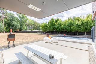 Deze <strong>moderne open bebouwing uit 2013</strong> geniet van een prachtige ligging op een perceel van ca. 1000 m², met daarachter een bos van ca. 6.800 m². <br /><br />De woning werd ontworpen met het oog op <strong>energiezuinig en comfortabel wonen</strong>. Dankzij de combinatie van een <strong>bodem-waterwarmtepomp</strong>, vloerverwarming en <strong>maar liefst 67 m² zonnepanelen</strong> behaalt de woning een <strong>uitzonderlijke A+ energiescore</strong> van -1 kWh/m²/jaar. Een energieprestatie die niet alleen vandaag een grote troef is, maar de woning ook helemaal klaar maakt voor de toekomst.<br /><br />Binnen vormt de <strong>ruime leefkeuken met kookeiland</strong> het hart van de woning, met een <strong>prachtig open zicht op de tuin</strong>. De licht verzonken <strong>zithoek met gezellige houtcassette </strong>zorgt voor extra sfeer, terwijl de <strong>aparte bureauruimte</strong> momenteel dienstdoet als game room. Verder zijn er op het gelijkvloers een inkomhal met gastentoilet en twee ruime bergingen. Ook buiten is het volop genieten. Het <strong>royale terras</strong> beschikt over een <strong>ingebouwde zwemspa met jets </strong>en een openschuivende overkapping, waardoor je hier ook op minder warme dagen heerlijk kunt ontspannen.<br /><br />Op de verdieping bevinden zich <strong>vier slaapkamers</strong>, waaronder een <strong>master bedroom met ensuite dressing</strong>. Daarnaast zijn er een <strong>aparte doucheruimte voor de kinderen</strong>, een afzonderlijk toilet en een ruime badkamer. Deze laatste biedt nog de mogelijkheid om verder naar eigen smaak te worden afgewerkt; de douche is reeds aanwezig en de voorzieningen voor een bijkomend bad liggen klaar. <br /><br />Deze <strong>moderne gezinswoning </strong>biedt een <strong>unieke</strong> <strong>combinatie van ruimte, comfort, natuur en toekomstgericht wonen</strong> – een thuis die je met eigen ogen moet ontdekken.<br /><br />Voor info of een bezoek: 03 502 98 74 - alexandra@claves.be<br /><br /><span><em>Vastgoedinfo in aanvraag</em></span>
