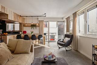 <p>Dit prachtige appartement bevindt zich middenin het bruisende hart van Antwerpen. Met iconische trekpleisters waaronder de Meir, Groenplaats en de Grote Markt op wandelafstand, woon je hier te midden van de dynamiek, gezelligheid en de eindeloze avonturen die ’t stad te bieden heeft.</p>
<p>Kom binnen en laat je verrassen door de indrukwekkende uitstraling van dit appartement. Een strakke industrielook gecombineerd met warme natuurlijke elementen resulteert in een unieke, gezellige sfeer die werkelijk in elke ruimte voelbaar is. Via de inkomhal kom je terecht in de L-vormige leefruimte waar de trendy open keuken zich meteen als een blikvanger presenteert, geïnstalleerd met hoogwaardige toestellen én afgewerkt met een arendsoog voor stijl. Verder zijn er nog 3 ruime slaapkamers (15 m², 10 m² &amp; 10 m²) en een badkamer voorzien deze werd uitgerust met een comfortabel ligbad, ruime inloopdouche en lavabo in stijlvol meubel. Ook hier zorgen aardse tinten en houtelementen voor een oase van rust en harmonie. Als extra troef voor het dagelijks comfort werd er nog een praktische berging voorzien met aansluitingen voor was- en droogmachine.</p>
<p>Dit is jouw kans op een instapklare woonst dat garant staat voor een zorgeloze woonbeleving vanaf dag één.</p>
<p><strong>Nooit meer parkeerstress?</strong> Ondergrondse parkeerplaats aan te kopen à € 35.000,00.</p>
<p><strong>Maandelijkse kosten: </strong>Provisie van € 183,00 met een jaarlijkse afrekening (inclusief water, lift, elektriciteit gemene delen, schoonmaak en onderhoud van het gebouw, verzekeringen, onderhoud tuin, syndicus, etc.).</p>
<p><strong>Technische gegevens: Lift aanwezig. </strong>Centrale verwarming op gas (individueel), HR-beglazing in aluminium. <strong>Elektriciteit is conform!</strong></p>
<p><strong>Stedenbouwkundige inlichtingen en bodemattest aanwezig. Asbestveilig (maar mogelijk niet asbestvrij). Bevindt zich niet in een risicozone voor overstromingen (P- en G-score A). Renovatieverplichting niet van toepassing.</strong></p>