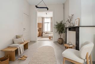<p><strong>Deze woning combineert authenticiteit en hedendaags comfort, kopers vinden hierin een ideale thuis op een locatie die alles binnen handbereik biedt.</strong></p><p>Deze woning combineert authenticiteit en hedendaags comfort, kopers vinden hierin een ideale thuis op een locatie die alles binnen handbereik biedt.<br />Dankzij de <strong>Mobiscore </strong>van <strong>9,4</strong> woon je hier op wandel- en fietsafstand van winkels, scholen, openbaar vervoer en geniet je vlotte verbindingen richting het centrum van Gent. <br /><br />De inkomhal leidt naar een gezellige leefruimte waar de schouwen behouden werden, een subtiele knipoog naar het verleden.<br />Aansluitend vind je de keuken, een praktische berging, gastentoilet en toegang tot de ruime kelder.<br />Buiten geniet je van een aangename koer/binnenterras van 22,83 m² met handige buitenberging.<br /><br />Op de eerste verdieping bevindt zich een ruime slaapkamer en badkamer. De tweede verdieping omvat nog eens twee volwaardige slaapkamers.<br />De zolder biedt bijkomende opbergmogelijkheden.<br /><br /><strong>Troeven </strong>van deze woning:<br />- Uitstekende bereikbaarheid<br />- Drie slaapkamers<br />- Ruime buitenruimte<br />- EPC D-label, vrij van renovatieverplichting<br /><br />Wilt u deze eigendom en zijn troeven zelf ontdekken, neem dan zeker contact op voor het plannen van een bezoek ter plaatse.<br /><strong><u>Interesse?</u> </strong>Contacteer Steffi telefonisch op 0498/50.50.94 of per mail steffi@vastgoeddevos.be </p>