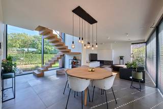 <p>Moderne, strakke villa in een residentiële omgeving op een mooi perceel van 8a28ca. Gelegen in een rustige buurt op een topligging maar toch op een centrale locatie. Deze villa van 2015 heeft een bewoonbare oppervlakte van 231m² en is voorzien van 3 slaapkamers, een dressing, een bureel/speelruimte/extra TV ruimte, een badkamer met ligbad en douche én een douche kamer op het gelijkvloers. De woning is volledig onderkelderd. Er is een prachtig zicht op het tegenover gelegen natuurgebied. Vloerverwarming met een warmtepomp, zonnepanelen, een centraal stofzuigersysteem, basisdomotica, elektrische jaloeziën, ... maken de villa futureproof. Overal is er een fantastische lichtinval dankzij de grote raampartijen. </p><p>De indeling is als volgt:<br />Gelijkvloers: riante inkomhal met apart toilet en toegang tot de open leefruimte met eiken trap waarin een gezellige zithoek met gashaard, een ruime eethoek en een verdoken bureelruimte is voorzien. De maatkeuken is voorzien van alle toestellen en wordt gekenmerkt door het fantastische Corian blad. In de kastenwand van de keuken is er een doorgang naar de wasplaats met extra toegangsdeur. Verder is hier een doucheruimte, extra maatkasten en toegang tot de kelder. Massa’s lichtinval door de grote raampartijen en prachtig zicht op de tuin in elke ruimte.</p><p>Verdiep 1: Ruime overloop met ruimte voor TV-hoek, bureel, speelkamer, ... Verder zijn er 3 slaapkamers voorzien van inbouwkasten en de masterbedroom heeft ook nog een dressing. Zeer ruime badkamer met inloopdouche, wastafel, ligbad en kastenwand. Hier geniet je van natuurlijk licht dankzij de lichtkoepel. </p><p>Mooi, omheind perceel met westelijke oriëntatie. Bovendien zeer onderhoudsvriendelijke tuin voorzien van kunstgras. Achter in de tuin is er nog een tuinhuis met loungehoek. Dubbele carport met extra tuinberging. De villa is volledig onderkelderd dus aan berg-en werkruimte is er geen gebrek. Overal is er vloerverwarming voorzien. De elektriciteit is uiteraard conform. </p><p>Op zoek naar een moderne woning op een toplocatie? Neem dan vandaag nog contact op voor een bezoek.</p><p>Wij ontzorgen je ook voor de verkoop van je huidige woning! Voor meer uitleg helpen we je graag verder.</p>