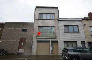 Oostende-Stene, instapklaar woonhuis gelegen in rustige buurt met garage en koer.Indeling:Inkomhall, ruime garage met wasplaats, koer, woonkamer met...