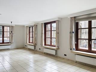 Met zicht op de Sint-Gummarustoren en alle faciliteiten binnen handbereik, vindt u dit zeer ruim duplex-appartement op de 1ste verdieping van een kleinschalig appartementsgebouw, bereikbaar met lift. De indeling is als volgt: hal, ruime leefkamer met veel lichtinval, volledig geïnstalleerde leefkeuken met toestellen, koele berging, bureau, een slaapkamer op de leef-verdieping, badkamer met ligbad en douche, apart toilet, wasplaats en 1 slaapkamer op de bovenverdieping. Gemeenschappelijke kost voor onderhoud lift en gemeenschappelijke ruimtes bedraagt 50 €/maand.