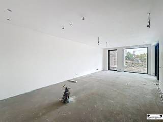 <p><span>Luxueus energiezuinig nieuwbouw appartement 0.4 gelegen in blok B</span></p><p><span> </span></p><p><span>Het gelijkvloers appartement heeft een oppervlakte van 94,4 m</span><span><sup>2</sup></span><span>, 2 slaapkamers, 1 badkamer en een terras zodat u steeds in alle rust van de omgeving kan genieten. </span></p><p><span>Ondergronds bevindt er zich een ruime parkeergarage met garageboxen, autostaanplaatsen en afzonderlijke bergingen.</span></p><p><span> </span></p><p><span>Ieder appartement is uitgerust met vloerverwarming  d.m.v. een lucht-water warmtepomp en met een mechanisch ventilatiesysteem type C+evo. </span></p><p><span>De BEN-eisen (bijna energie neutraal) worden gerealiseerd door bijzondere aandacht te geven aan luchtdichtheid, goede isolatie, zuinige verwarmingsinstallaties en zonnepanelen. Iedere unit wordt afgewerkt met hoogwaardige materialen. </span></p><p><span> </span></p><p><span>De indeling van het appartement/woning is als volgt:  een ruime leefruimte met aansluitend een open keuken (samen met een oppervlakte van ca. 37 m</span><span><sup>2</sup></span><span>), wasruimte/ berging, nachthal met toegang tot de 2 slaapkamers,</span></p><p><span>1 badkamer met douche en ligbad en een apart toilet.</span></p><p><span> </span></p><p><span>Verder bepaalt u zelf de 'look and feel' van uw eigen appartement door uw keuze te maken bij de aangegeven leveranciers.</span></p><p><span> </span></p><p><span>Prijs van het appartement</span></p><p><span>Grondwaarde:€ 96 000,00 (exclusief 12% RR)€ 107 520,00 (inclusief 12% RR)</span></p><p><span>Constructie waarde:€ 264 000,00 (exclusief 21% BTW)€ 319 440,00 (inclusief 21% BTW)</span></p><p><span>TOTAAL:</span><span>€ 360 000,00 (exclusief kosten)€ 426 960,00 (inclusief kosten)</span></p><p><span> </span></p><p><span>Voor een visualisatie van het volledige project werd een maquette gemaakt dat tentoongesteld wordt op het kantoor van Janssen en Janssen – Theo Verellenlaan 55, Gooreind Wuustwezel</span></p><p><span>Daarnaast zijn het lastenboek en plannen zijn op kantoor te verkrijgen na afspraak: tel 03/663 44 44</span></p><p><span> </span></p><p><span>Garagebox of autostaanplaats en berging zijn verplicht bij aan te kopen!</span></p><p><span> </span></p><p><span>Meer info op www.janssenenjanssen.be</span></p><p><span> </span></p>