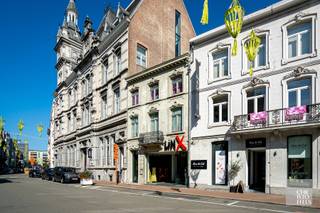 Dit pand van ca. 629 m², verdeeld over meerdere verdiepingen, biedt diverse commerciële mogelijkheden: * Gelijkvloers (ca. 286 m²): ruime...