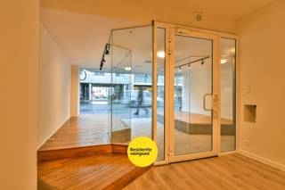 Centraal gelegen handelsruimte nabij de winkelstraat, de Mercator en het Leopoldpark. De handelszaak bestaat uit een winkelruimte, bergruimte, toilet en 2 etalages. De handelsruimte is geschikt als boetiek, kantoor, showroom, bloemenwinkel... <br /><br />Maandelijkse huurprijs €950,00 + €100,00 voorschot verbruik verwarming - Referentie KI: €204,66 voor 2025 - onmiddellijk beschikbaar - EPC C-label - Verwarming op aardgas met caloribel meters