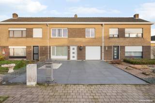 Deze rustig gelegen woonst bestaande uit: inkomhal met toilet en trap, lichtrijke woonkamer - salon met bureelruimte of speelhoek, ingerichte keuken met ontbijthoek en aansluitende garage (automatische poort).<br /><br />Op de verdieping: nachthal, 3 slaapkamers en badkamer met douche.<br /><br />Stockagezolder.<br /><br />Tuin met terras.<br /><br />Oprit voor 2 voertuigen<br /><br /><u>Troeven?</u><br /><br />+ Betonnen roostering;<br />+ Rustig gelegen wijk;<br />+ Centrale verwarming op gas (HR ketel);<br />+ Dubbele beglazing in hout en PVC.<br />+ EPC label B.<br /><br />EPC 173 kWhm²<br /><br />Benieuwd naar dit pand of een andere eigendom? www.coventa.be – 051 222 051