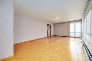 <p><span>Dit </span><span>zeer licht</span><span> en </span><span>meteen instapklaar 3-slaapkamer</span><span> </span><span>hoekappartement </span><span>is gelegen op de tweede verdieping van een</span><span> kleinschalig gebouw met lift</span><span> te Deurne. </span></p><p><span> </span></p><p><span>Tal van winkels, het openbaar vervoer en belangrijke invalswegen vind je in de directe omgeving en op nog geen 15 minuten bereik je </span><span>het centrum van de stad.</span><span> </span></p><p><span> </span></p><p><span>Doordat het een </span><span>hoekappartement </span><span>betreft, geniet je van </span><span>enorm veel lichinva</span><span>l. De </span><span>3 slaapkamers</span><span> maken dat dit een uitstekend appartement is om te verhuren.</span></p><p><span> </span></p><p><span>Indeling</span></p><p><span> </span></p><p><span>- inkomhal </span></p><p><span>- enorm lichte woonkamer en eetkamer (ramen aan 2 zijden!)</span></p><p><span>- achteraan gezellig terras</span></p><p><span>- geïnstalleerde keuken voorzien van alle moderne comfort</span></p><p><span>- slaapkamer 1 </span></p><p><span>- slaapkamer 2 </span></p><p><span>- slaapkamer 3</span></p><p><span>- badkamer met ligbad, lavabo en toilet</span></p><p><span> </span></p><p><span>Algemeen gebouw</span></p><p><span> </span></p><p><span>- kleinschalig gebouw</span></p><p><span>- lage gemeenschappelijke kosten</span></p><p><span>- privatieve kelder</span></p><p><span>- zeer gunstig EPC label B</span></p><p><span>- recent werd de lift volledig gemoderniseerd en een nieuwe collectieve CV ketel geplaatst</span></p><p><span>- ideaal appartement met 3 slaapkamers om te verhuren</span></p><p><span>- meteen beschikbaar</span></p><p><span> </span></p><p><span>Ben jij geïnteresseerd in dit appartement te koop in Deurne, ben je op zoek naar ander vastgoed, een investering of wens je de waarde van jouw eigendom te kennen? Dan ben je bij BOLT immo aan het juiste adres! Wij helpen jou graag verder.</span></p>