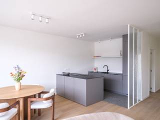 <strong>Laatste beschikbare appartement in dit exclusieve project.</strong><br /><br />Sommige appartementen moet je bezoeken om ze echt te begrijpen.<br /><br />Dit is er zo één.<br /><br />In 2025 werd dit gebouw volledig vernieuwd en omgevormd tot een kleinschalige residentie met slechts 6 appartementen. Vandaag is nog slechts <strong>één appartement beschikbaar</strong>.<br /><br />Het resultaat? Een appartement dat aanvoelt als nieuwbouw, maar aangekocht wordt onder registratierechten in plaats van BTW.<br /><br />Op de vierde verdieping geniet je van een uitzonderlijke lichtinval, hoogwaardige materialen en een afwerking die tot in de kleinste details klopt.<br /><br />De stijlvolle leefruimte vloeit naadloos over in de volledig uitgeruste keuken met kookeiland. Verder beschik je over twee ruime slaapkamers, een luxueuze badkamer met vrijstaand bad en inloopdouche, twee praktische bergingen en een zonnig terras.<br /><br />En dan is er nog de ligging.<br />Winkels, restaurants, openbaar vervoer en alle dagelijkse voorzieningen bevinden zich letterlijk op wandelafstand. Hier woon je écht in het hart van Deinze.<br /><br /><strong>Nieuwbouwcomfort zonder BTW. Een kleinschalige residentie. Een toplocatie. En nog slechts één kans om hier eigenaar te worden.<br /><br />📞 Bel vandaag nog naar Alexander van OC Vastgoed op 0476 62 30 37 voor een bezoek.</strong><br /><br />CV: aardgas <br />EPC: 193 kWh/m²jaar (B-label) – Bruto vloeroppervlakte: 97 m2 volgens het EPC-attest<br />Stedenbouwkundige inlichtingen: woongebied, bouwvergunning, verkavelingsvergunning, geen voorkooprecht, geen rechterlijke herstelmaatregel of bestuurlijke maatregel opgelegd.<br />Geen overstromingsgevoelig gebied: P-score: C, G-score: C.<br />Geen renovatieverplichting.