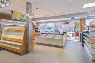 Unieke opportuniteit in het hart van Hulste! Deze veelzijdige eigendom combineert wonen en ondernemen op een toplocatie. Het pand bestaat uit een ruime handelsruimte met royale etalage én een comfortabele gezinswoning erboven.Het commerciële gedeelte beschikt over ca. 150 m² ruimte, ideaal voor een winkel, praktijk of ander zakelijk concept. De bovenverdieping omvat de privéwoonst met drie ruime slaapkamers én een privéterras. Beneden beschikt u bovendien over een tuin en een koer, die extra buitenruimte en gebruiksgemak bieden. Aan de achterzijde vindt u extra stockageruimte, een magazijn, een garage én een uitweg.Met een totale bewoonbare oppervlakte van 291m² op een perceel van 570m² biedt dit pand een overvloed aan mogelijkheden. Bent u op zoek naar een combinatie van wonen en ondernemen in een levendige buurt? Dan is dit pand in Hulste dé investering voor u! Contacteer ons via 056 96 08 00 of info@property-vastgoed.be voor meer informatie of een bezoek ter plaatse.