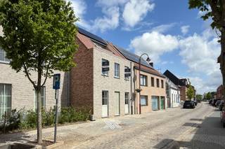 Pal in de dorpskern van Bachte-Maria-Leerne, een pittoreske gemeente gekend voor haar Kasteel van Ooidonk, de Oude Leie en prachtige...