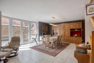 Deze unieke woning is uitstekend gelegen in de Paviljoenstraat, op wandelafstand van de Grote Markt en alle voorzieningen die het stadscentrum van Veurne te bieden heeft. Dankzij de aanwezigheid van een lift en twee ruime garages biedt deze eigendom een uitzonderlijk wooncomfort.Zoek je immo in Veurne? Lees dan zeker verder.INDELINGGelijkvloers:- inkomhal met lift- twee ruime garages met tal van opbergmogelijkheden- apart toilet1e verdieping:- ruime en lichtrijke leefruimte met gezellige gashaard- volledig geïnstalleerde keuken met kookeiland- praktische berging/wasruimte- gastentoilet2e verdieping:- ruime nachthal- ruime slaapkamer met extra berging- badkamer met dubbel wasmeubel, ligbad en douche- apart toilet- bureau of dressing met plooitrap naar de zolderTROEVEN- centrale ligging nabij de Grote Markt- lift aanwezig- twee garages- veel bergruimte- instapklare en comfortabele woning- 3 toiletten- geschikt voor eigen bewoning als investeringBestuursmaatregelen in het maatregelenregister: nee