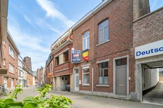 Deze charmante woning bevindt zich in één van de Leuvense topstraten : gelegen in een woonerf met plaatselijk verkeer en toch alles op een wandelafstand (winkels, bibliotheek, treinstation, cultuur en ontspanning, cafétjes ,...).  Benieuwd wat er achter deze leuke gevel schuilt?<br />We komen binnen in de ruime leefruimte met een open ingerichte keuken. Het hoog plafond, de ramen en de lichtkoepel zorgen voor een fijne lichtinval. <br />Verder hebben we nog een handige koer en een recent vernieuwde badkamer met toilet, douche, dubbele wastafel en aansluitingen wasmachine.<br />Op de verdiepingen bevinden zich de  3 slaapkamers, nl. 1 ruime kamer aan de voorzijde, een grote zolderkamer en een bureelkamer.  Ondergronds is er een bergkelder voorzien met cv-ketel en aansluitingen nutsvoozieningen.  Electriciteit is conform !  Asbestveilig ! EPC label C - score 240 ! Momenteel verhuurd tot 01/09/2026 aan € 990/ maand.<br /><br />Ontdek het potentieel van deze woning of je nu op zoek bent naar een eerste thuis of een slimme investering voor je studerende kinderen.<br />Wenst u dit uniek pand te bezichtigen? Contacteer dan Vincent op 0477/284876 of via mail vincent@immojanstas.be<br />Bijkomende info (EPC, bodemattest, elektriciteitsattest, enz...) kan U hier downloaden ↓<br /> 