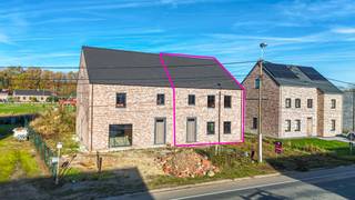 <p>Elke zondag welkom op ons kantoor van 10u-12u voor meer info over de nieuwbouwprojecten! <br /><br />Landelijke nieuwbouwwoning in ruwbouw-winddichtstaat met 4 à 5 slpks op 6 are, gunstig gelegen te Tessenderlo! Deze praktische halfopen woning (rechterzijde) biedt veel potentieel dankzij de extra zolderverdieping!</p>
<p>De woning heeft een bewoonbare oppervlakte van 225m² en is gelegen op de Engsbergseweg met een perfecte bereikbaarheid naar het centrum en de autosnelweg toe. Het perceel geniet van de avondzon en is 5.96 are groot!</p>
<p>Bij het binnenkomen heeft men een mooie inkomhal met een apart gastentoilet en de trap naar boven. De open leefruimte met achteraan een grote (open) leefkeuken is heel aangenaam en biedt zicht op de grote tuin. Naast de keuken bevindt zich een praktische berging/wasplaats.</p>
<p>Op de eerste verdieping bevinden er zich 3 slaapkamers, een badkamer en een tweede apart toilet. Via de tweede vaste betonnen trap komt men op de zolderverdieping die bestaat uit één grote polyvalente ruimte van circa 50m². Hier zijn tal van mogelijkheden zoals een ruime hobbykamer of twee extra kamers. Verder is er een apart technische ruimte.</p>
<p>De woning wordt opgericht met hoogwaardige materialen en zal ruwbouw-winddicht opgeleverd worden. De aluminium zwarte ramen in combinatie met de (hard)houten voordeur in Afrormosia, zorgen voor een perfecte hedendaagse match! Het perceel zelf is ruim: 6 are en zalig georiënteerd.<br /><br />Samenwerken met deze bouwheer is kiezen voor zekerheid en duidelijke afspraken; voor de snelle beslissers zijn aanpassingen binnen nog mogelijk.</p>
<p>Pluspunten:<br />- Bouwen volgens de regels van de kunst<br />- Ramen van uitstekende kwaliteit<br />- Mooie nieuwe steen met oude look<br />- Groot schuifraam naar de tuin<br />- Aluminium ramen<br />- Praktische indeling<br />- Trappen reeds aanwezig in beton<br />- Goede oriëntatie<br />- Zeer centrale ligging!<br />- Interessant: grondwaarde onder registratie (12%), constructie onder BTW(21%)!</p>
<p>Voor een bezichtiging ter plaatse of meer info, bel ons op 078/78.78.70, of spring gerust binnen op ons kantoor. Steeds welkom!</p>