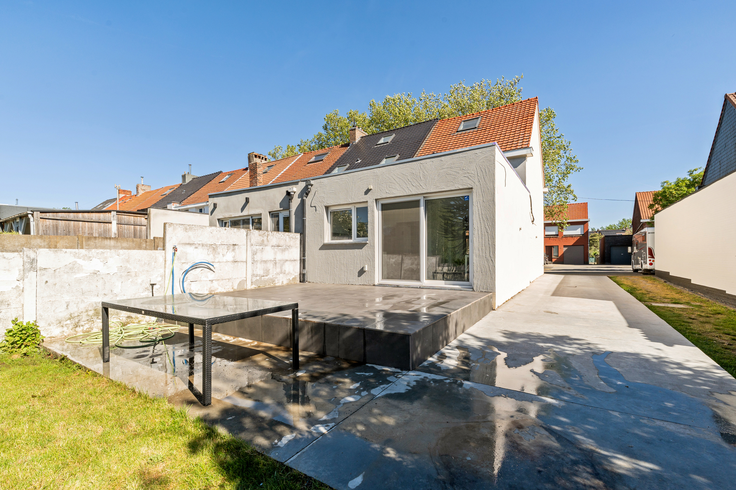 Halfopen woning met grote tuin in Merksem en 4 staanplaatsen - foto 4