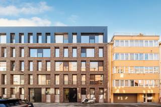 <p><strong>Gelijkvloers appartement met ruim terras (ca.13m²)</strong> gelegen in de trendy <strong>Theaterbuurt</strong>, op wandelafstand van de beste shopping-straten van Antwerpen, de Vogelenmarkt, het Stadspark en het gezellige Mechelseplein. Tevens is er een uitstekende verbinding met de Ring, E19 en het openbaar vervoer.<br /><br /><strong>Indeling:</strong><br />Inkom, woonkamer met aangrenzend ruim terras op betonsteen, open ingerichte keuken (oven, koelkast met vriesvak, vaatwasser, keramische kookplaat met dampkap), wasplaats/berging, slaapkamer met veel lichtinval, badkamer met douche, lavabo en toilet.<br /><br /><strong>Bijzonderheden:</strong><em> </em><br />- Fietslift met fietsenbergingen.<br />- CV op gas - individueel verbruik.<br />- Momenteel verhuurd. <br /> </p>
<p> </p>
<p> </p>