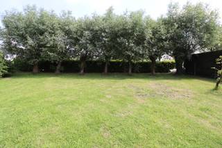 Droomt u van bouwen op een toplocatie? Deze prachtig gelegen bouwgrond voor open bebouwing bevindt zich in het charmante Sint-Amands, vlak bij de Schelde. Het perceel van 587 m² combineert een rustige woonomgeving met een uitstekende bereikbaarheid van alle dagelijkse voorzieningen. Op wandelafstand vindt u onder meer winkels, scholen, banken en openbaar vervoer, waardoor u geniet van maximaal wooncomfort. Dankzij de royale straatbreedte van 22 meter en een bebouwbare oppervlakte van circa 194 m² biedt deze bouwgrond tal van mogelijkheden om uw ideale woning te realiseren. Bent u op zoek naar een ruime bouwgrond op een gegeerde locatie? Aarzel dan niet om ons te contacteren voor meer informatie of de geldende bouwvoorschriften. Voor verdere inlichtingen kunt u vrijblijvend contact opnemen via 03/283.84.84 of mailen naar gert@ax-quality.be.