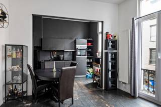Ruim en stijlvol appartement met groot terras, gelegen in het centrum Antwerpen. <br />Het pand biedt veel comfort en een praktische, ruime indeling.<br /><br /><span>GA NAAR WWW.DEBOERENPARTNERS.BE OM RECHTSTREEKS UW ONLINE AFSPRAAK IN TE PLANNEN</span><br /><br /><strong>Indeling:</strong><br />
<ul>
<li>inkomhal met apart gastentoilet</li>
<li>Berging met aansluiting voor wasmachine</li>
<li>Ruime, open leefruimte en keuken met veel natuurlijk licht</li>
<li>Twee ruime slaapkamers</li>
<li>Badkamer met douche</li>
<li>Groot terras</li>
</ul>
<strong>Bijzonderheden:</strong><br />
<ul>
<li>Vaste kosten van 85 euro per maand (incl. privatief watergebruik, elek. gemene delen, ...)</li>
<li>Geen lift aanwezig</li>
<li>Zeer ruim terras</li>
<li>Inpandige fietsenberging</li>
<li>Kelder</li>
</ul>
Dit pand combineert ruimte, comfort en een zeer centrale locatie in Antwerpen, ideaal voor wie op zoek is naar een instapklare woning.<br /><br /><span>GA NAAR WWW.DEBOERENPARTNERS.BE OM RECHTSTREEKS UW ONLINE AFSPRAAK IN TE PLANNEN</span>