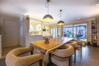 Smaakvolle bel-étagewoning met 5 slaapkamers en mooie zuidgerichte terrassen met open zicht, aangenaam gelegen op 500 meter van de zeedijk van Heist...