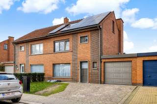 In het hart van Nieuwkerken, in een gezellige en rustige woonwijk, bevindt zich deze knappe en instapklare halfopen bebouwing op een perceel van 385 m². Met meer dan 200 m² bewoonbare oppervlakte biedt deze woning uitzonderlijk veel ruimte en comfort voor het hele gezin.
Bij het binnenkomen valt meteen de aangename lichtinval en de warme parketvloer op. De ruime leefruimte sluit naadloos aan op de open keuken, waardoor een gezellige en functionele leefomgeving ontstaat. Achteraan geniet u van een lichtrijke veranda met zicht op de tuin, een ideale plek om in alle seizoenen tot rust te komen.
Op de eerste en tweede verdieping bevinden zich vier volwaardige slaapkamers en een verzorgde badkamer. Dankzij de gunstige oriëntatie geniet de woning de hele dag van natuurlijk daglicht.
Ook op technisch vlak zit u hier goed: de woning beschikt over centrale verwarming op aardgas gecombineerd met een lucht-lucht warmtepomp die tevens als aircosysteem fungeert. Verder zijn er hoogrendementsbeglazing, zonnepanelen en dakisolatie aanwezig, wat resulteert in een gunstig EPC-label C. De elektrische installatie is conform en de woning is bovendien asbestveilig.
Praktisch comfort wordt verzekerd door een oprit voor één wagen en een garage met elektrische sectionale poort.
Kortom: een ruime, verzorgde en energiezuinige gezinswoning op een uitstekende locatie in Nieuwkerken, klaar voor nieuwe bewoners die op zoek zijn naar ruimte, comfort en een aangename woonomgeving. Bel ons nu voor een afspraak op het nummer: 052/46.38.03 en wie weet tot binnenkort! 
