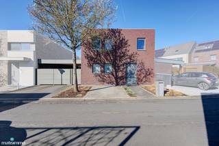 RUIME NIEUWBOUWWONING MET 3 SLAAPKAMERS, TUIN EN CARPORT MET AUTOMATISCHE POORT NABIJ HET CENTRUM VAN BILZENOp weg naar het bruisende centrum van...