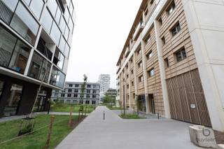 <p><span>Stijlvol nieuwbouwappartement met zonnig zuidterras op Het Nieuwe Zuid</span></p><p><span>Ontdek dit prachtig afgewerkte nieuwbouwappartement op het gegeerde Nieuwe Zuid. Dankzij de zuidgerichte ligging, het ruime overdekte terras van maar liefst 23 m² en het zijdelingse zicht op het water geniet u hier elke dag van licht, ruimte en comfort.</span></p><p><span>De leefruimte van 38 m² vormt het hart van het appartement en biedt dankzij de grote raampartijen een aangename verbinding met het terras. De moderne indeling omvat twee slaapkamers van respectievelijk 11 m² en 8,5 m², ideaal als master bedroom, kinderkamer, logeerkamer of thuiswerkplek.</span></p><p><span>De badkamer is uitgerust met een ligbad met douchefunctie en een dubbele lavabo. Daarnaast beschikt het appartement over een apart gastentoilet en een praktische berging met aansluiting voor wasmachine en droogkast.</span></p><p><span>Extra troeven:</span></p><ul><li><span>Ruim, overdekt zuidgericht terras (23 m²) </span></li><li><span>Zijdelings zicht op het water </span></li><li><span>Hoogwaardige parkettegels doorheen het volledige appartement </span></li><li><span>Voorzien van gordijnrails, verlichtingsarmaturen en ophangsysteem voor fotokaders </span></li><li><span>Private parkeerplaats op niveau -1 </span></li><li><span>Gemeenschappelijke fietsenberging </span></li><li><span>Onmiddellijk beschikbaar </span></li></ul><p><span>Huurprijs: 1.450/maand<br />Private parkeerplaats: 100/maand<br />Vaste kosten: 100/maand</span></p><p><span>Bent u op zoek naar een instapklaar, energiezuinig appartement op een toplocatie in Antwerpen, met alle comfort en een uitzonderlijk terras? Dan is dit appartement zeker een bezoek waard.</span></p><p><span>Onmiddellijk beschikbaar. Neem contact op voor meer informatie of een bezichtiging.</span></p>