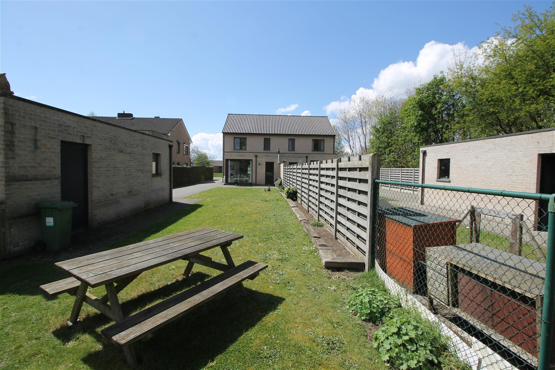 Recente halfopen bebouwing met ruime tuin, terras en garage - foto 2