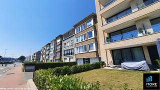 <br />Spacieux <strong>appartement deux chambres</strong> - à louer comme deuxième résidence - à distance de marche du centre de Blankenberge. <strong><u>Agencement</u></strong>: hall d'entrée, salon spacieux, cuisine, buanderie, WC, salle de bains avec baignoire, deux chambres spacieuses donnant sur un balcon à l'arrière, débarras sur le balcon et débarras privatif au rez-de-chaussée. Forfait de charges communes de 45 €/mois. <u>Un premier <strong>jour d'ouverture</strong> sera bientôt organisé. </u> Envoyez-nous un e-mail sans engagement si vous souhaitez participer et jugez par vous-même !<br /><br /><br /><span><strong>Location sous conditions ; Voir www.more.be, "pièces jointes" et sous réserve de disponibilité.</strong></span>
