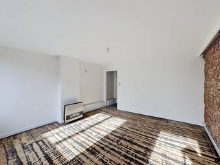 Bezoekdag woensdag 16/09 met online inschrijving via onze website www.solvas-vastgoed.be<br /><br />Ben je op zoek naar een rendabel renovatieproject met een hoog rendement? Deze uitstekend gelegen opbrengsteigendom biedt plaats aan 3 studio’s, elk voorzien van een eigen keuken en badkamer.<br /><br />Het gebouw dient volledig gerenoveerd te worden, maar vormt dankzij de ligging en indeling het perfecte canvas voor wie op zoek is naar een schaalbare investering met een zeer hoog huurpotentieel.<br /><br />EPC-scores:<br />- Gelijkvloers: 382 kWh/m² (Label D)<br />- 1e verdieping: 207 kWh/m² (Label C)<br />- 2e verdieping: 642 kWh/m² (Label F)<br /><br />Verkoopvoorwaarden:<br />Deze eigendom wordt verkocht via een STARTPRIJS. Elk bod hoger dan de startprijs wordt voorgelegd aan de verkoper, die het recht behoudt dit al dan niet te aanvaarden. Deze publicatie vormt een uitnodiging tot het uitbrengen van een prijsvoorstel en geldt niet als een bindend aanbod.