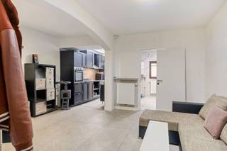 Indeling:Gelijkvloerse verdieping:- inkomhal met ingemaakte kasten- woonkamer- open keuken- tuin met tuinhuis (155m²) bereikbaar vanuit de keuken- slaapkamer - badkamer voorzien van een douche, lavabo, toilet en aansluitingen voor de was- en droogmachineBijzonderheden: - gunstige EPC-score (B)- asbestveilig- dak werd reeds geïsoleerd- recente condensatieketel (2019)- mobiscore 8,6/10 gelegen vlakbij Colruyt, openbaar vervoer, scholen..- unieke kans op kangoeroewonen of opbrengsteigendom, aangezien ook het duplexappartement op de eerste verdieping beschikbaar isBent u geïnteresseerd in dit gelijkvloersappartement te koop in Hoboken? Aarzel dan niet om contact met ons op te nemen via janice.racaj@dewaele.com of op 03 206 76 73.Wenst u uw eigendom ook te koop of te huur te stellen? We helpen u graag verder.Steeds tot uw dienst om u verder te helpen met al uw vragen over vastgoed!