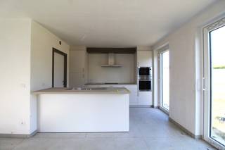 Schitterende energiezuinige nieuwbouwwoning te huur gelegen langs de Tarwestraat dichtbij centrum Meulebeke.Deze woning beschikt over alle nodige...
