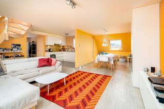 Penthouse op en top afgewerkt met duurzame en kwalitatieve materialen, gelegen in het hedendaags woonproject "Seagarden Village" waar u thuiskomt in alle rust en ruimte, doch waar alle voorzieningen terug te vinden zijn in de nabije omtrek. Dit prachtig pand gelegen op de 3/4de verdieping van een kleinschalige residentie, is ingedeeld, met op de benedenverdieping, inkomhal, gastentoilet, royale woon- en eetkamer, volledige uitgeruste keuken en praktische aansluitende berging. De stijlvolle houten trap leidt u naar de dakverdieping waar de slaapkamers (waarvan 1 momenteel ingericht als bureau) en badkamer terug te vinden zijn. Verder mag het zonovergoten terras niet vergeten worden, waar u in alle privacy geniet van een open zicht. Als kers op de taart beschikt u over een privatieve kelder en mogelijkheid tot afzonderlijk aankoop van een parking. Project op erfpacht.<br /><br />Verwarming: elektrisch. EPC: 277 kWh/m² - 20220914-0002675121-RES-1 - label C. Oppervlakte: 95 m² (totale indicatieve oppervlakte op basis van EPC-attest). Overstromingsgevoeligheid: Perceel score: D (ID 0841/00A002) / Gebouw score: D (ID 18482540). Stedenbouwkundige inlichtingen: Woongebied, Vergund, Geen rechterlijke herstelmaatregel of bestuurlijke maatregel opgelegd, Geen voorkooprecht ruimtelijke ordening aanwezig, Geen verkavelingsvergunning.