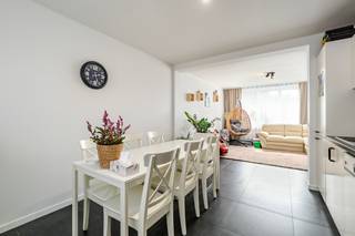 uime gesloten bebouwing in het centrum van Lebbeke, nabij scholen, station en openbaar vervoer.
<p>Deze woning uit 1937 combineert ruimte, functionaliteit en investeringspotentieel op een centrale ligging in Lebbeke. De woning is momenteel verhuurd en biedt daardoor meteen een interessant rendement voor investeerders. Dankzij de aanwezigheid van twee keukens en twee badkamers is dit huis bovendien geschikt als tweewoonst of voor wie op zoek is naar extra woonflexibiliteit. Met vier slaapkamers, een gezellige tuin van 150 m² en een achtertoegang tot de tuin is dit ook een ideale starterswoning voor gezinnen of koppels die comfortabel willen wonen nabij winkels, scholen, park en treinstation.</p>
<p> </p>
<p>Belangrijkste ruimtes:<br />• Inkomhal (13 m²) met vestiaire.<br />• Woon- en leefruimte met aangename indeling en veel mogelijkheden.<br />• Eerste keuken (8 m²) met ontbijthoek, vaatwasser, oven en keramische kookplaat.<br />• Tweede keuken (14 m²) uitgerust met inductiekookplaat, oven en vaatwasser.<br />• Vier slaapkamers met praktische indeling.<br />• Badkamer (9 m²) met dubbele lavabo, douche, toilet en sauna.<br />• Tweede badkamer aanwezig.<br />• Kelder (7 m²) voor extra bergruimte.<br />• Gezellige tuin van 150 m² met handige achtertoegang.</p>
<p>Troeven:<br />• Goede investering dankzij bestaande verhuur en mooi rendement.<br />• Ideale starterswoning met 4 slaapkamers en zonnige tuin.<br />• Tweewoonst met potentieel door twee keukens en twee badkamers.</p>
<p> </p>
<p>Neem vandaag nog contact op met je ERA-makelaar voor een bezoek.</p>
<p>JOUW DROOMHUIS. ZO GEVONDEN!</p>
