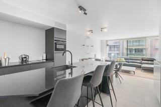 <strong>Knokke: Instapklaar appartement met ruim terras en 2 slaapkamers te koop op toplocatie in Knokke. </strong><br /><br />Op een uitstekende ligging in de Paul Parmentierlaan 57 bevindt zich dit prachtig recent appartement<strong> </strong>(2024) in een moderne residentie. Dit energiezuinig en kwalitatief afgewerkt appartement is volledig instapklaar en biedt alle hedendaags wooncomfort. <br /><br /><strong>Indeling:</strong><br />Inkomhal met gastentoilet, ruime en lichtrijke leefruimte met toegang tot het aangenaam ruim terras, open keuken met moderne inbouwapparatuur, aparte berging, slaapkamer 1 met ensuite badkamer, slaapkamer 2 met douchekamer, terras achteraan. <br /><br /><strong>Troeven:</strong>
<ul><li>Volledig instapklaar. </li><li>Brede gevel met veel natuurlijke lichtinval. </li><li>Topligging vlakbij Zegemeer, winkels en voorzieningen. </li><li>Energiezuinig appartement (EPC-label: A).</li><li>Private kelderberging en gemeenschappelijke fietsenberging.</li></ul>
Meer info? Contacteer Ayita vandaag nog voor meer informatie of een bezoek ter plaatse via 0496 13 43 12.