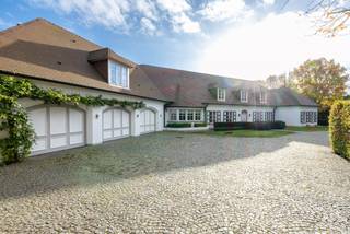 Gelegen in een mooie villawijk op wandelafstand van de binnenstad van Maaseik.Deze uitzonderlijke villa is heel ruim en heeft een zeer praktische...