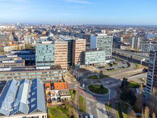 Fantastisch gelegen en volledig instapklare kantoren te huur,<strong> </strong>perfect gelegen nabij het centrum <strong>Gent Zuid</strong> en vlakbij de op- en afritten van de <strong>E17 & E40</strong>.<br /><br />De kantoorruimte bevindt zich op de tweede verdieping van het gebouw. Het kantoorcomplex biedt tal van exclusieve faciliteiten om het werkcomfort te verhogen. Denk bijvoorbeeld aan een gratis pendelbus van en naar het station. Verder zijn er gezellige gemeenschappelijke ruimtes waar je kan ontspannen of overleggen, en zelfs een carwash en wasserette ter plaatse. Daarnaast kunnen sportieve werknemers ook terecht in het sportgedeelte.<br /><br />De<strong> gunstige parkeerratio </strong>zorgt ervoor dat er voldoende parkeerplaatsen zijn aan het gebouw zelf, en er is bovendien de mogelijkheid om extra archiefruimte te huren indien nodig. <br /><br />Contacteer <strong>PANORAMA B2B GENT KANTOREN </strong> voor bijkomende informatie, gedetailleerde plannen of een vrijblijvend plaatsbezoek op het nummer<strong> 09 225 09 02</strong>.