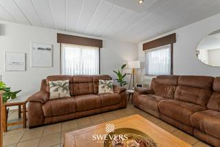 Voor meer info en foto’s, surf naar www.swevers.be – Aan de Schaapsweg 98 in Heusden-Zolder vind je deze ruime, instapklare woning op een perceel van maar liefst 1.404 m². De woning werd gebouwd in 1988 en kreeg doorheen de jaren verschillende verbeteringen, waaronder een vernieuwde badkamer en gevel (2017), airconditioning (2018), zonnepanelen (2020) en rolluiken (2024). Op het gelijkvloers geniet je van aangename leefruimtes met plaats voor een gezellige zithoek en eetruimte, aansluitend op de praktische keuken. Daarnaast zijn er een berging van 9,9 m², een wasplaats van 15 m², een apart toilet en een ruime carport van 32 m² met extra plaats voor fietsen en opslag. De eerste verdieping telt vier volwaardige slaapkamers: van 16,38 m² en tweemaal 14,04 m² en de vierde meet 11,88m². Een dressing van 10,89 m², badkamer en tweede toilet zorgen voor extra comfort. De kelder van 30,74 m² biedt bovendien heel wat bijkomende bergruimte. Buiten vormt de westelijk georiënteerde tuin een belangrijke troef. Het ruime perceel biedt volop mogelijkheden om van zonnige namiddagen en avonden te genieten. Een tuinhuis van 25 m² zorgt voor extra praktische opslag. Ook een infraroodcabine is aanwezig. Openbaar vervoer ligt op ca. 100 meter, scholen op 1,2 km en winkels op 2,5 km. Deze woning combineert veel woonruimte, praktische voorzieningen en een royaal perceel op een bereikbare locatie. Voor meer informatie, bel 011 255 155. Bron bewoonbare oppervlakte: EPC – verslag.