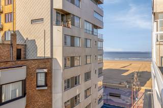 Vandaag bevinden we ons in Knokke-Heist, waar dit aangename duplexappartement met dakterras u meteen weet te charmeren. Het appartement beschikt over een zonnig en ruim terras met prachtig zeezicht, een absolute troef voor wie wil genieten van rust en licht aan de kust. U betreedt het appartement rechtstreeks via de lift, die enkel toegankelijk is met een persoonlijke sleutel, en komt uit in uw private inkomhal. Hier bevindt zich meteen een apart gastentoilet. Bij het verder binnenkomen wordt u aangenaam verrast door een overvloed aan natuurlijk licht dat doorheen het appartement stroomt. De lichtrijke leefruimte staat in directe verbinding met de open keuken en vormt een gezellige, open leefomgeving. Aansluitend vindt u de eerste slaapkamer met bijhorende badkamer. Via een inpandige trap bereikt u zowel de vierde verdieping (toegang tot gemeenschappelijke trappenhal) als de zesde verdieping. Op de bovenste etage bevindt zich een tweede slaapkamer met badkamer. Daarnaast bevindt er zich tevens een derde slaapkamer. Onder de schuine daken zijn er kasten voorzien om zo slim mogelijk om te gaan met de ruimtes. Als extra troef beschikt het appartement over een zolderruimte, bereikbaar via een ladder, ideaal voor bijkomende opslag. Een uniek duplexappartement met zeezicht, licht, ruimte en tal van mogelijkheden, op een topligging in Knokke-Heist. Pluspunt op 30 meter van de zeedijk en het Willemspark.