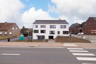 <strong>Instapklare, volledig gerenoveerde woning met 3 slaapkamers en dubbele inpandige garage in Poederlee</strong><br /><br />Deze woning werd volledig en hoogwaardig gerenoveerd met duurzame materialen en is afgewerkt tot in de kleinste details. U geniet van een ruime en lichtrijke leefomgeving met 3 volwaardige slaapkamers, een stijlvolle badkamer en een moderne, volledig uitgeruste keuken voorzien van alle hedendaagse toestellen.<br /><br />Een absolute troef zijn de twee inpandige garages, die niet alleen plaats bieden voor voertuigen, maar ook perfect kunnen dienen als hobbyruimte, atelier, praktijkruimte of extra bergruimte.<br /><br />Ook op technisch vlak scoort deze woning uitstekend:<br /><br />
<ul>
<li>EPC-label A</li>
<li>Conforme elektrische installatie</li>
<li>Volledig geschilderd</li>
<li>Voorzien van alle verlichting</li>
<li>Volledig aangelegde oprit</li>
<li>Volledig omheinde en aangelegde tuin</li>
</ul>
Hier hoeft u werkelijk niets meer te doen. Verhuizen, uitpakken en genieten: deze woning is de definitie van instapklaar wonen.<br /><br />De woning is bovendien onmiddellijk beschikbaar.<br /><br />Interesse?<br />Contacteer vandaag nog FLOR Vastgoed voor meer informatie of een bezichtiging.