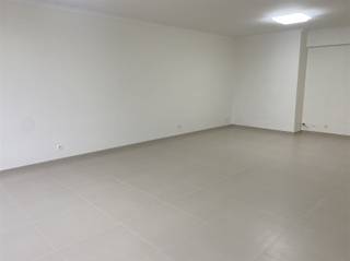 Ruim, instapklaar 3-slaapkamerappartement met zonnig terras, ondergrondse staanplaats en kelder – centraal én rustig gelegen Op de vierde verdieping...