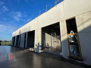 Nieuwbouw KMO-unit met een oppervlakte van +/- 135 m² en 2 privatieve parkeerplaatsen te koop. Fantastisch gelegen langs de Kwadestraat in de...