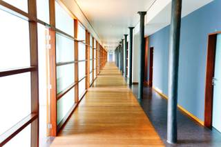 Instapklaar kantoor op 2de verdieping met Scheldezicht en zicht op impressionante Turbinehal.INDELING:8 aparte bureelruimtes, polyvalente centrale...