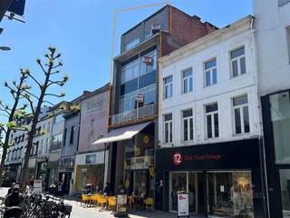 <p><span>Vastgoedopportuniteit</span><span>. Triplex appartement. Mits vergunning opsplitsbaar.</span></p><p><span> </span><span>UNIEK TRIPLEX-APPARTEMENT MET UITZONDERLIJK TERRAS – VERDIEPINGEN OPSPLITSBAAR (MITS VERGUNNING)</span></p><p><span>Ontdek dit zeldzame aanbod: een ruim en lichtrijk triplex-appartement dat comfort, potentieel en locatie perfect combineert. Gelegen in een gebouw met lift, biedt dit pand op drie verdiepingen niet alleen een zee van ruimte, maar ook diverse mogelijkheden naar de toekomst toe.  De handelsruimte gelijkvloers en verdieping 1 maken geen deel uit van deze verkoop en is volledig gescheiden (aparte inkom en gebruik).</span></p><p><span>Indeling &amp; troeven:</span></p><ul><li><span>Drie ruime verdiepingen</span><span>, elk met een logische en praktische indeling – ideaal voor wie ruimte zoekt of wil investeren in meerdere eenheden.</span></li><li><span>Uitzonderlijk terras</span><span> op de eerste verdieping: een buitenoase waar u in alle privacy kunt genieten van zon en rust.</span></li><li><span>Lift aanwezig</span><span> in het gebouw – een absolute meerwaarde voor dagelijks comfort.</span></li><li><span>Ruime kelder</span><span> – ideaal voor extra opslag of hobbyruimte.</span></li><li><span>Mogelijkheid tot opsplitsing</span><span> in meerdere wooneenheden (mits het verkrijgen van de nodige vergunningen) – interessant voor investeerders of grote gezinnen.  </span></li></ul><p><span>Een concreet advies kan echter pas gegeven worden aan de hand van een concreet voorontwerp</span></p><p><span>Deze woning biedt zowel de charme van ruim wonen als het potentieel van een slimme investering. Ondanks dat dit gebouw is gelegen in een winkelstraat, is het er zeer rustig wonen.  Alle voorzieningen op wandelafstand.</span></p><p><span>Een zeldzame kans voor wie zoekt naar ruimte, licht en toekomstmogelijkheden.</span></p><p><span>Wenst u meer info of een bezichtiging? Contacteer ons gerust. Wij zijn dagelijks telefonisch bereikbaar via 0485 34 56 71.</span></p><p><span> </span></p>