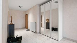 Dit uitzonderlijk ruime appartement op de tweede verdieping met lift en 245 m² bewoonbare oppervlakte is centraal gelegen in Mortsel, op...