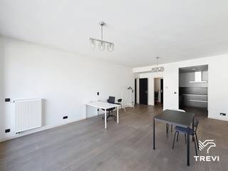<strong>UCCLE: In de wijk Fort-Jaco en dicht bij alle voorzieningen, appartement met 1 slaapkamer van +/-79 m² in een recent gebouw, gelegen op de 2e verdieping met lift. De indeling is als volgt: inkomhal, woonkamer van ±35 m², een terras van ±5 m² op het oosten, ingerichte keuken (oven, kookplaten, afzuigkap, koelkast, diepvriezer en vaatwasser), wasruimte, toilet, slaapkamer van ±12 m² met aangrenzende badkamer en een kelder. Parkeerplaatsen beschikbaar tegen een meerprijs van 100 € per maand. Kosten: Vastgoedkosten van 130 €/maand, inclusief gemeenschappelijke kosten en de verzekering tegen aansprakelijkheid. EPC C+. Beschikbaar vanaf 01/12/2026.</strong><br /><br /><br /><span>Op de 2e verdieping met lift:</span><br /><br /><br />- Inkomhal<br />- Woonkamer +/-35m²<br />- Terras van +/- 5 m² op het oosten<br />- Ingerichte keuken (oven, kookplaten, afzuigkap, koelkast, diepvriezer en vaatwasser)<br />- Wasruimte<br />- WC<br />- Slaapkamer van +/- 12 m² met aangrenzende badkamer<br /><br />Kelder n°2<br /><br />Parkeerplaatsen beschikbaar voor 100€/maand extra, niet verplicht.