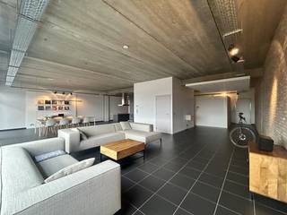 Deze unieke loft in prachtige industriële stijl is gelegen op de gegeerde Persilsite in Herent, een bijzondere woonomgeving waar karakter, rust...