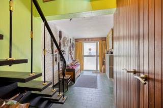Deze bel-etagewoning bevindt zich op wandelafstand van het Commandant De Blockplein in Wemmel, in de nabijheid van winkels, openbaar vervoer en andere voorzieningen. Brussel en de Brusselse Ring (R0) zijn vlot bereikbaar.<br />Op het gelijkvloers bevinden zich de inkomhal, een afzonderlijk toilet, berging, de inpandige garage met wasplaats en een achterliggend bureau met toegang tot de grote koer en tuintje.<br />De eerste verdieping omvat de living met open haard, de eetplaats en de keuken, die uitgeeft op de veranda.<br />Op de tweede verdieping bevinden zich drie slaapkamers, een badkamer met ligbad en twee lavabo's en een afzonderlijk toilet.<br />De woning wordt verwarmd op stookolie. Gas is reeds aanwezig in de woning. De woning heeft EPC-label F en is onderhevig aan de renovatieverplichting. De elektrische installatie is niet conform.<br />De woning is momenteel verhuurd.