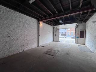 Deze loods ligt centraal, vlak bij het centrum van Ronse, en vormt de ideale ruimte voor opslag.De loods is voorzien van: een sectionaalpoort, 2...